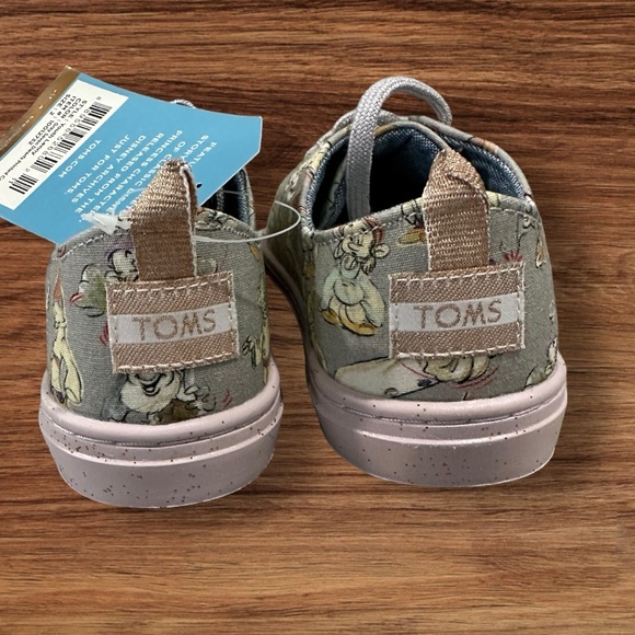 Disney x TOMS Grey Seven Dwarfs Printed Canvas Sneakers Youth Size 2. - Picture 5 of 10